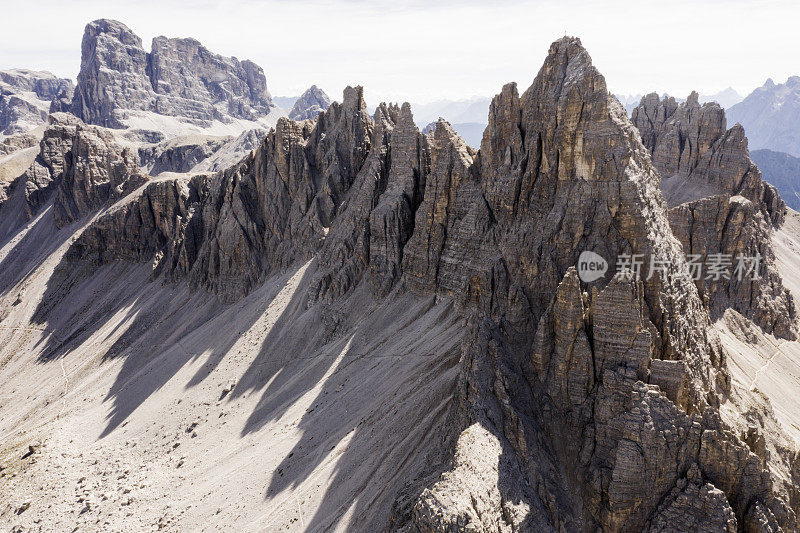 鸟瞰图的岩石细节的Tre Cime di Lavaredo，意大利